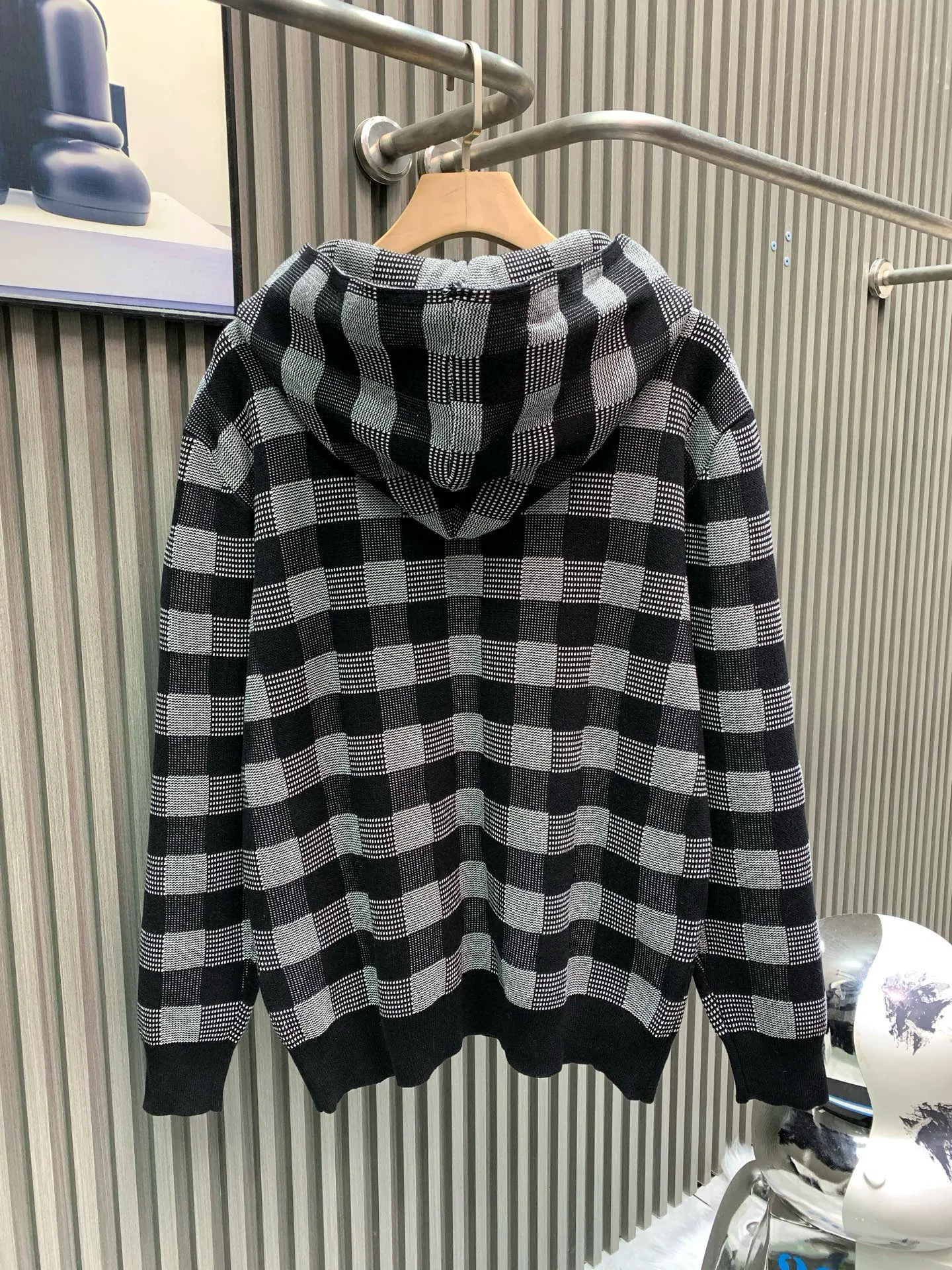 🅿️480 🀄️ Louis Vuitton Louis Vuitton 25* autumn and winter hooded knitted sweatshirt. Unique black and white with a square shape. The chain in front of the neck is full of prominence. A heavy-duty high-end product. Another high-luxury platinum-level item. There is no need to question the quality of things from the Lu family. Its rank and brand influence are very representative. It has its own unique style aesthetics and is excellent in details. Retro yet fashionable and modern, the needlework is delicate, soft and thick to the touch, and has an excellent skin-friendly experience.